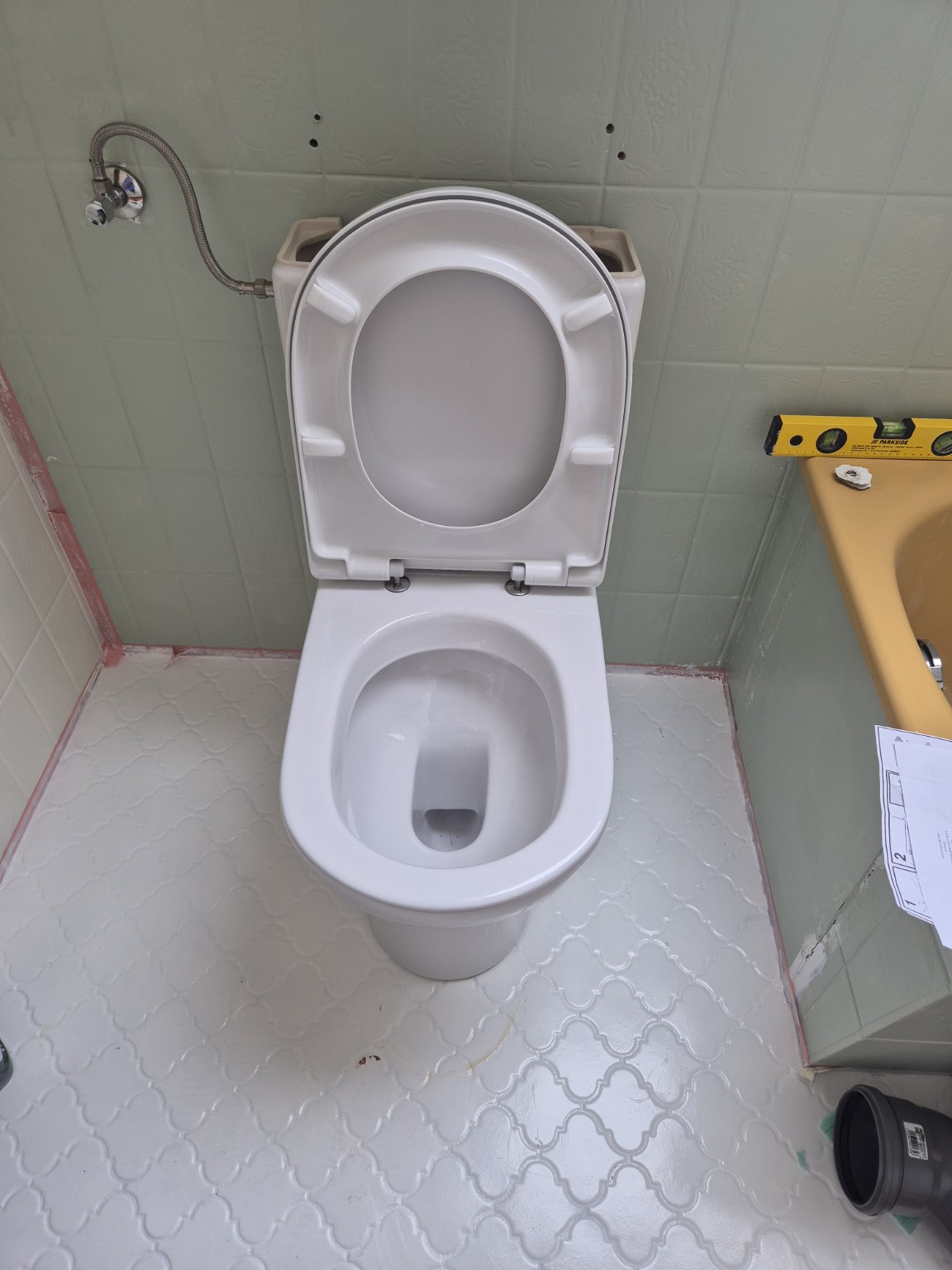 Austausch einer alten Toilette – Fertigstellung
